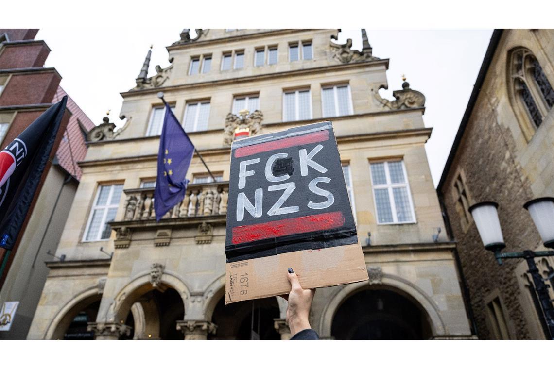 Immer wenn in Münster die AfD zum Neujahrsempfang einlädt, demonstriert ein Bündnis aus Parteien, Verbänden, Gewerkschaft und kirchlichen Gruppen gegen die Veranstaltung vor dem Historischen Rathaus. Dieses Mal waren es 30.000 Menschen.