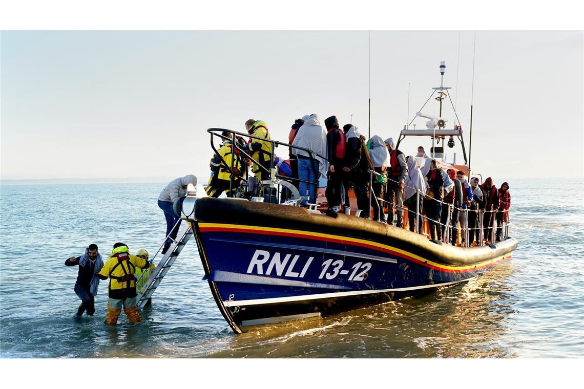 Immer wieder begeben sich Flüchtlinge bei ihrer Flucht über die Meere in Lebensgefahr. (Symbolbild)