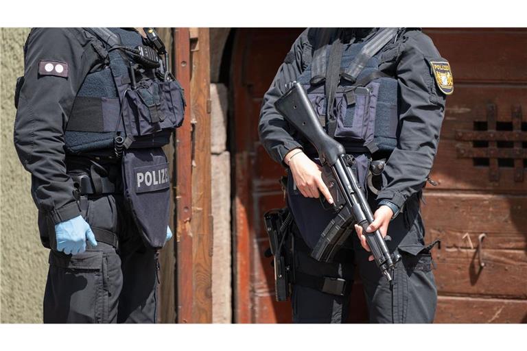 Immer wieder durchsucht die Polizei Wohnungen und Büros von „Reichsbürgern“.