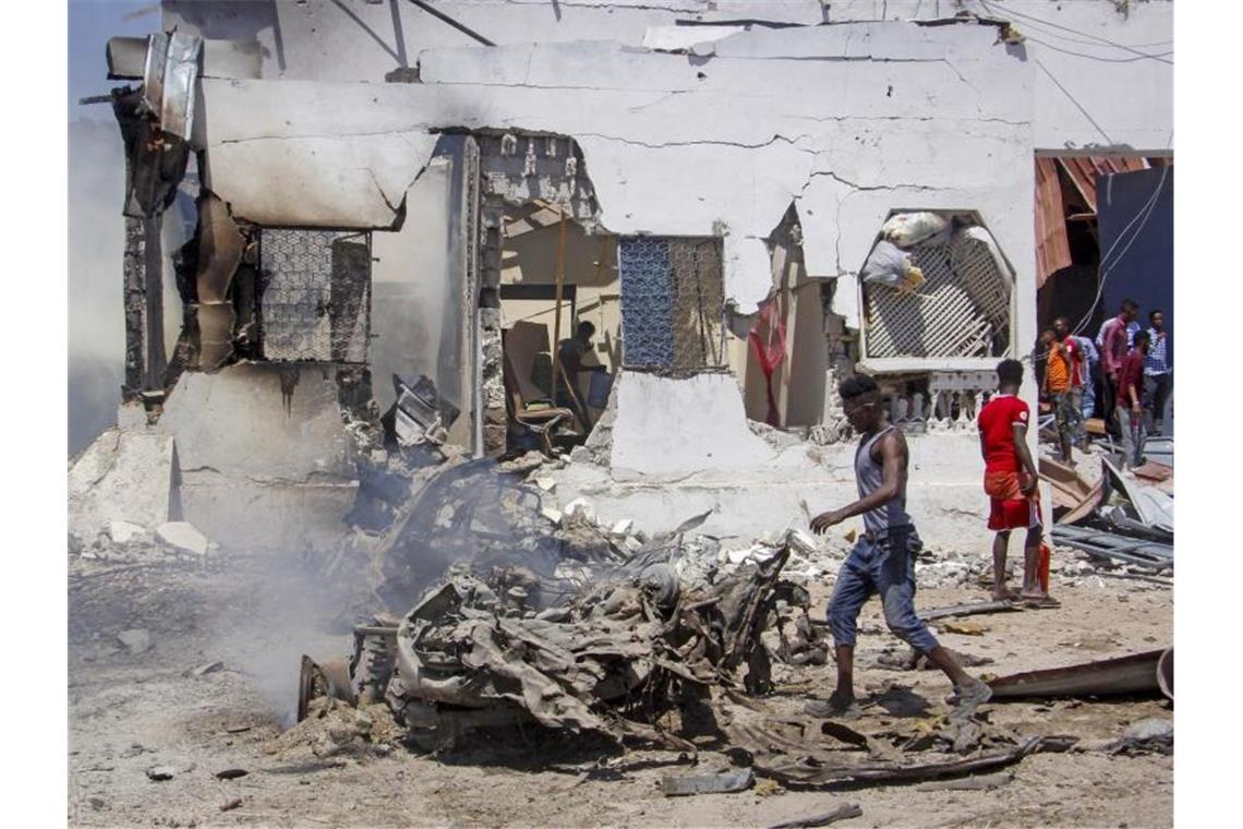 Mehrere Tote bei schwerer Terror-Attacke in Mogadischu Immer wieder kommt es in Mogadischu zu Anschlägen. Am 12. Januar explodierte eine Autobombe und tötete mehr als ein Dutzend Menschen. Foto: Farah Abdi Warsameh/AP/dpa/Archiv
