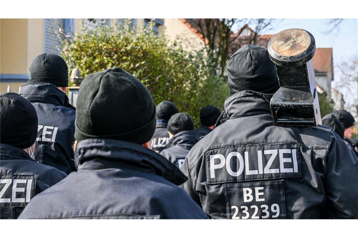 Immer wieder rückt die Polizei im Zusammenhang mit dem Clan-Milieu aus (Archivbild).