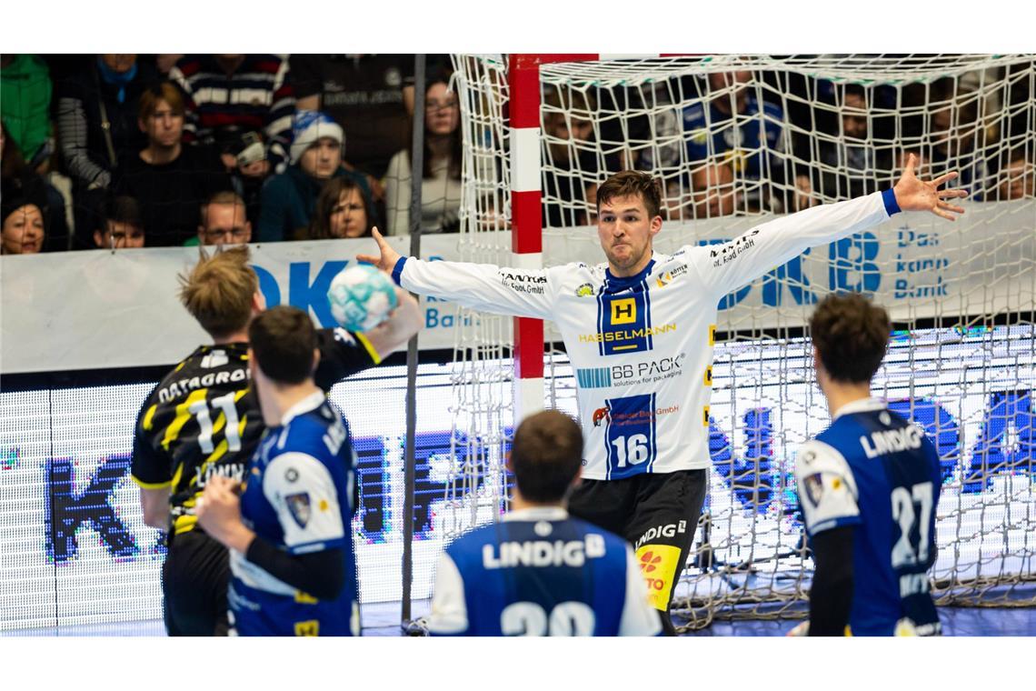 Immer wieder scheiterten die TVB-Spieler (hier Adam Lönn) am künftigen Balinger Keeper Mateusz Konecki im Eisenacher Tor.