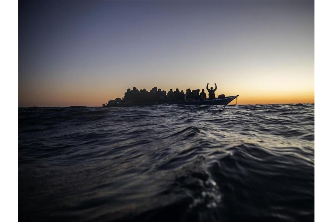 Analyse: Zuwanderung in die EU wird weiter steigen Immer wieder versuchen Menschen, Europa über das Mittelmeer zu erreichen. Foto: Bruno Thevenin/AP/dpa/Symbolbild