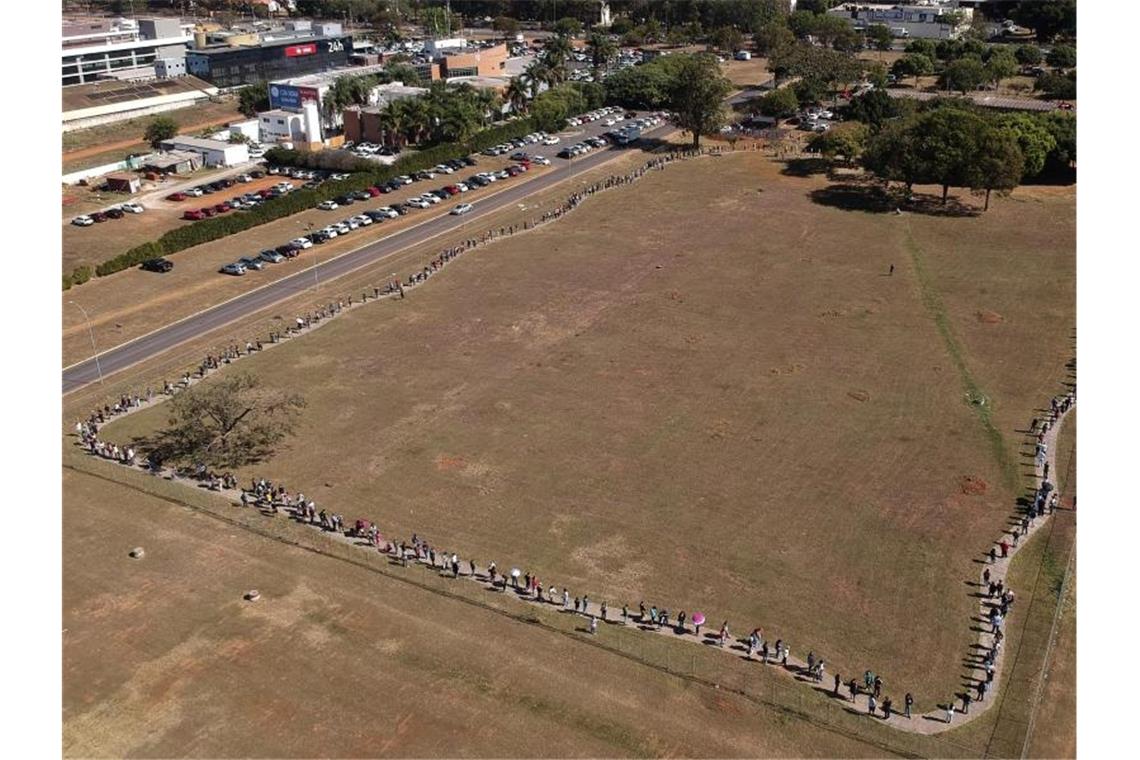 Omikron-Variante: Erster Toter in Brasilien gemeldet Impfwillige in Brasilia. Foto: Eraldo Peres/AP/dpa