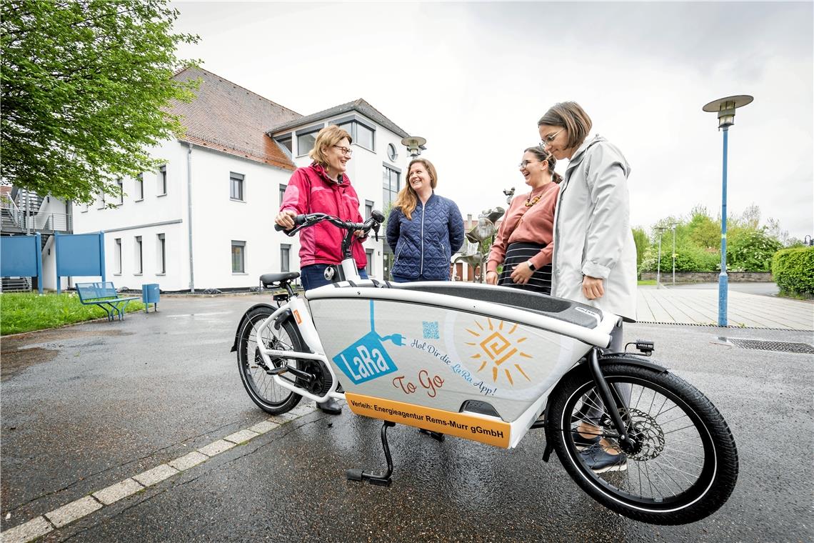 In Allmersbach im Tal startete am gestrigen Donnerstag der Lastenradverleih. Die Gemeinde ist damit ein Vorreiter in der Region. Bei der ersten Fahrt dabei (von links): Anita Kaupert, Sabine Fritz, die erste Fahrerin Sabrina Gruhler und Bürgermeisterin Patrizia Rall. Fotos: Alexander Becher