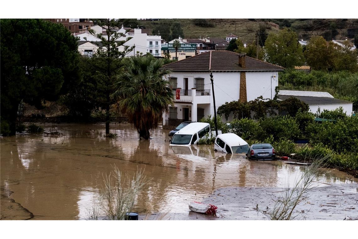 In Álora unweit von Málaga, wo auch diese Autos Schaden nahmen, geriet ein Schnellzug aus den Gleisen.