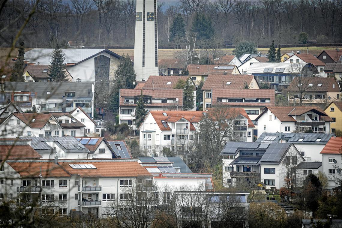 In Backnang gibt es immer noch viele Dächer ohne Fotovoltaikanlage, so wie hier im Wohngebiet in der Taus. Foto: Alexander Becher