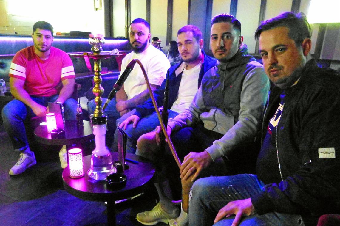 „In Backnang sind wir multikulturell“, sagen die Gäste der Déjà Vu Shisha Lounge. Sie wollen sich nicht durch die Tat in Hanau einschüchtern lassen.Foto: P. Wolf