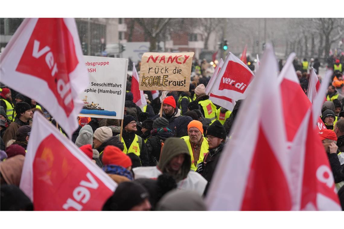 In Baden-Württemberg beteiligen sich viele tausende Teilnehmer an den Warnstreiks.