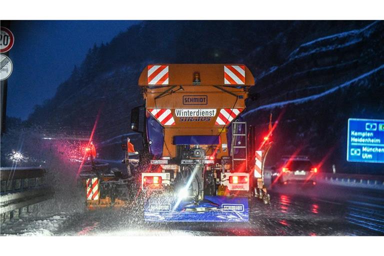 In Baden-Württemberg kam es in der Nacht zum Sonntag zu glatten Straßen.