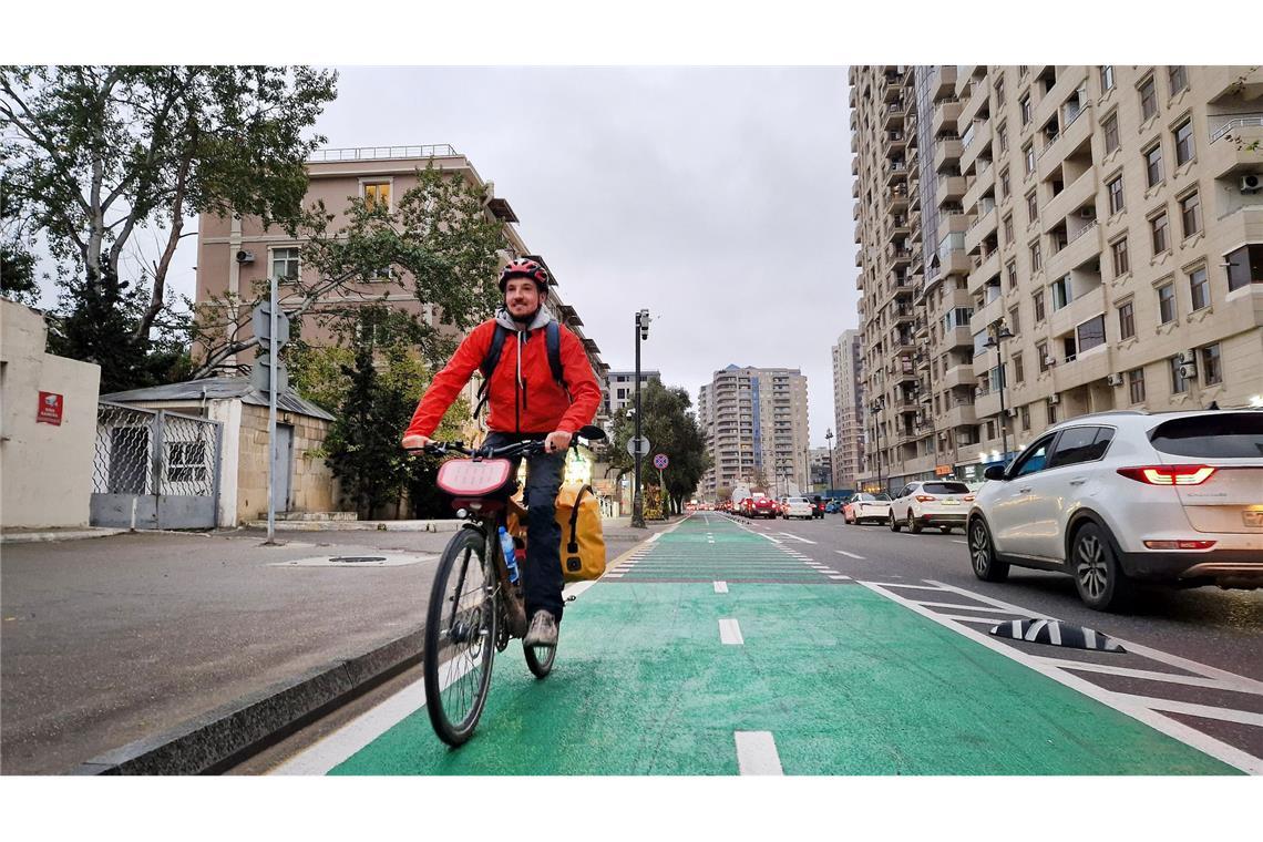 In Baku eher selten: gut ausgebaute Radwege.