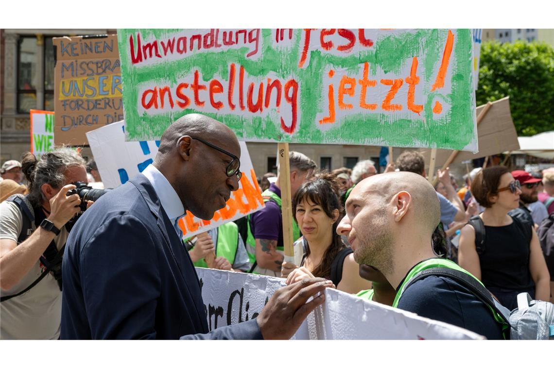 In Berlin demonstrieren Menschen unter dem Motto "Musikschulen sichern für Alle!" für den Erhalt von Musikschulangeboten. Vor Ort ist auch Kultursenator Joe Chialo (l), der sich hier mit Teilnehmern unterhält.