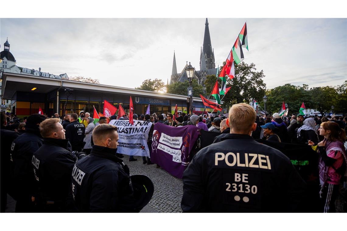 In Berlin-Kreuzberg nahmen mehrere Hundert Menschen an einer Demonstration mit dem Titel "Solidarität mit Palästina" teil.