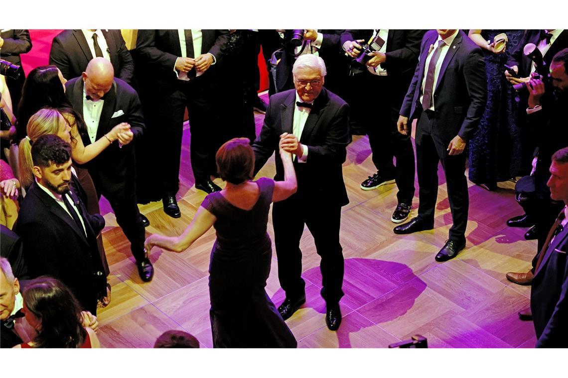 In Berlin wird der 71. Bundespresseball mit zahlreichen Prominenten gefeiert: Bundespräsident Frank-Walter Steinmeier tanzt mit seiner Frau Elke Büdenbender den Eröffnungswalzer.