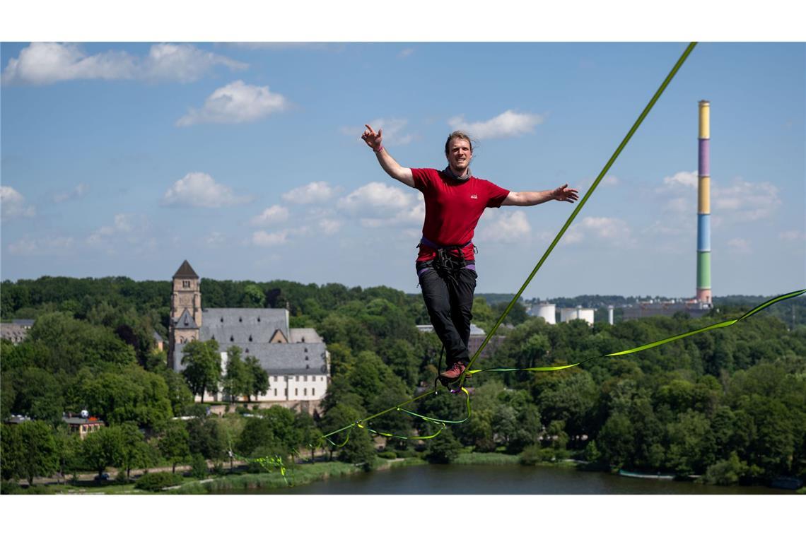 In bis zu 50 Metern Höhe balanciert Jens Decke auf einer Highline über dem Schlossteich in Chemnitz.