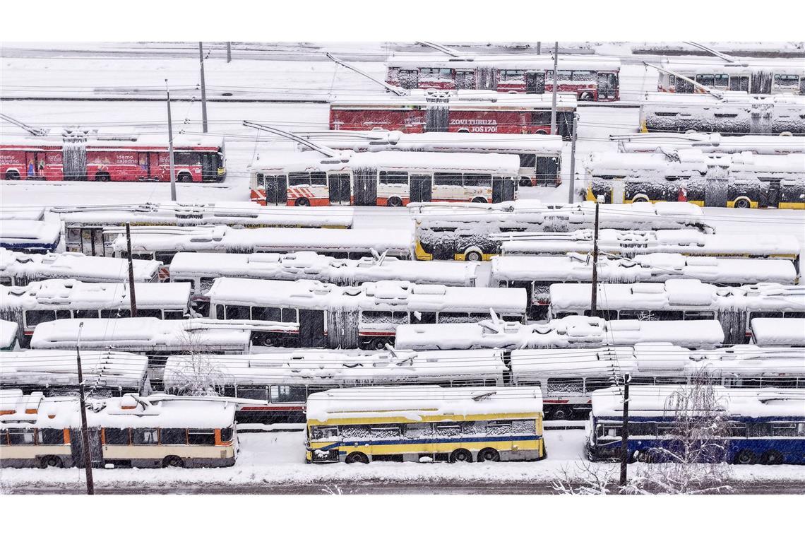 In Bosnien-Herzegowina und in Kroatien behindern Sturm und Schnee den Verkehr. Viele Fernstraßenabschnitte sind für den Verkehr gesperrt.