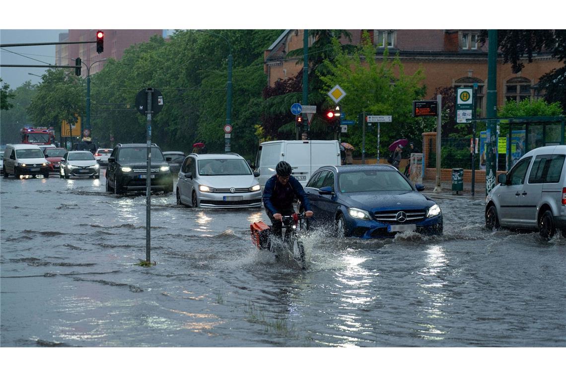 In Brandenburg gab es überschwemmte Straßen, vollgelaufene Keller und abgebrochene Äste - das Unwetter verlief allerdings glimpflich.