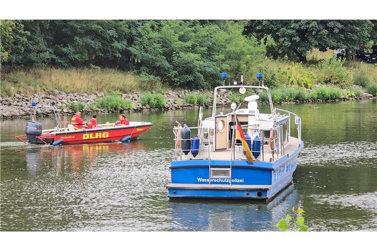 In Brandenburg/Havel fahren Boote der Wasserschutzpolizei und der DLRG auf dem Silokanal, nachdem hier eine Leiche gefunden wurde (Archivfoto).