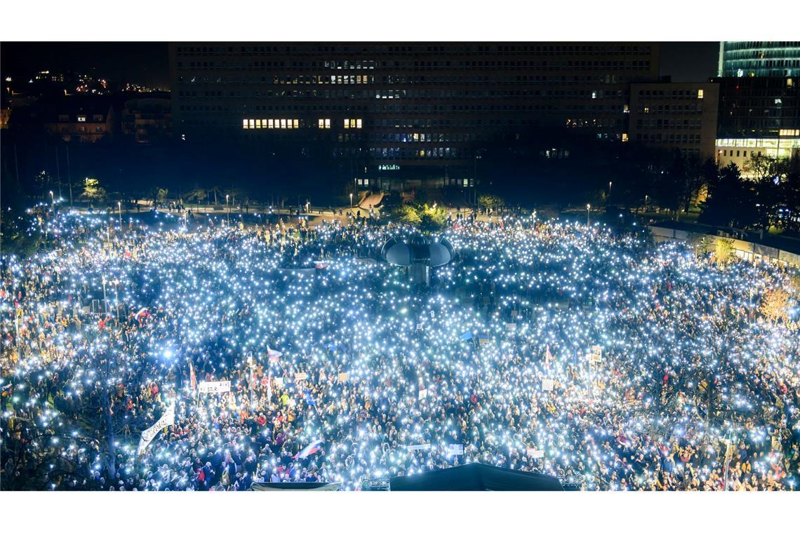 In Bratislava protestieren Menschen gegen die Pläne der slowakischen Regierung, die öffentlich-rechtliche Rundfunkanstalt RTVS aufzulösen.