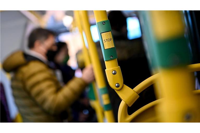 In BVG-Bussen rufen Durchsagen die Fahrgäste nun dazu auf, nicht laut zu telefonieren oder Videos über den Handy-Lautsprecher abzuspielen. (Archivbild)