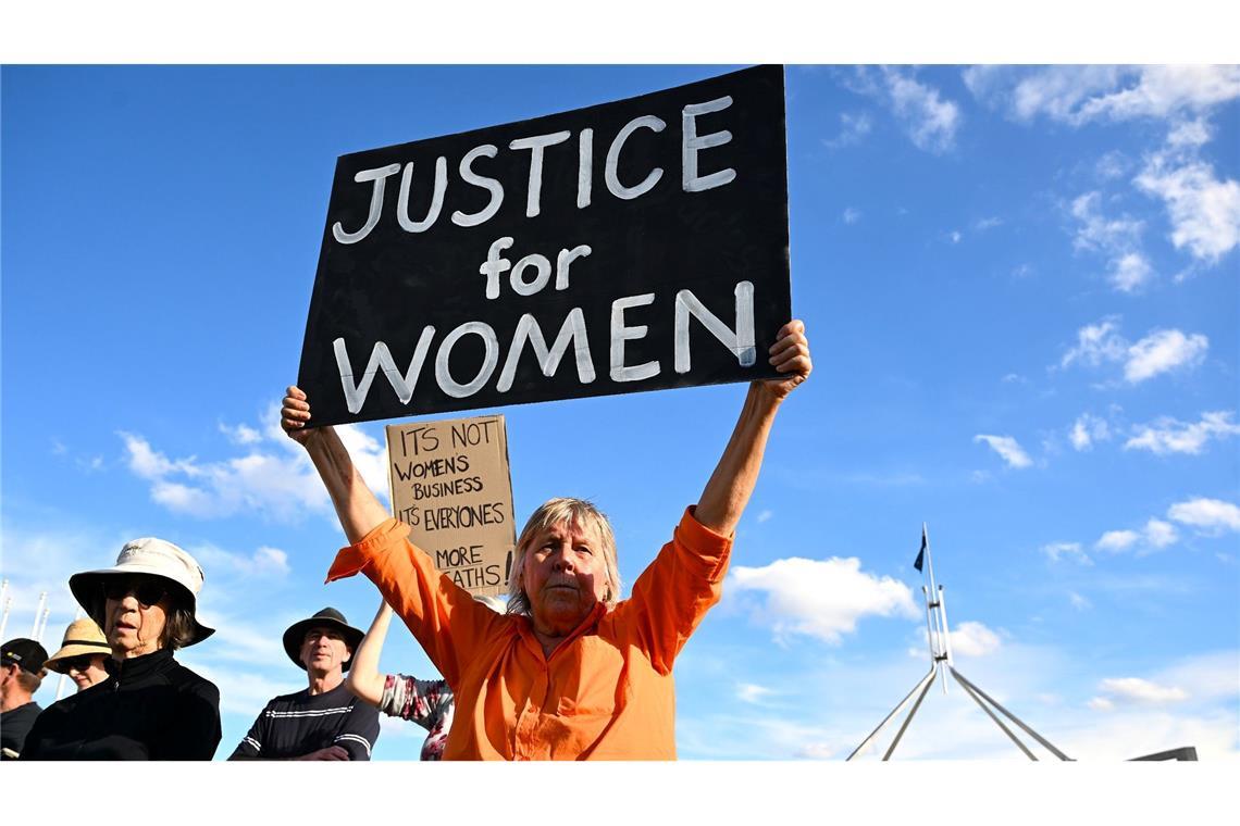 In Canberra fordert eine Frau "Justice for Women" (Gerechtigkeit für Frauen).