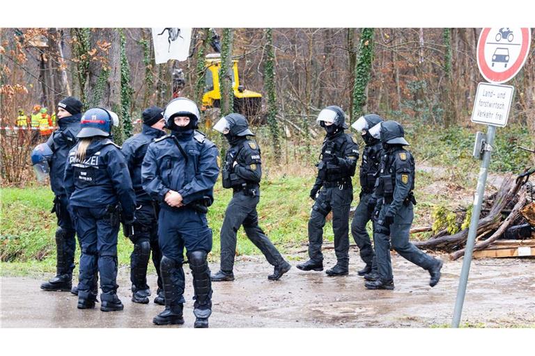 In dem Waldstück halten sich Aktivisten auf, die das Roden verhindern wollen.