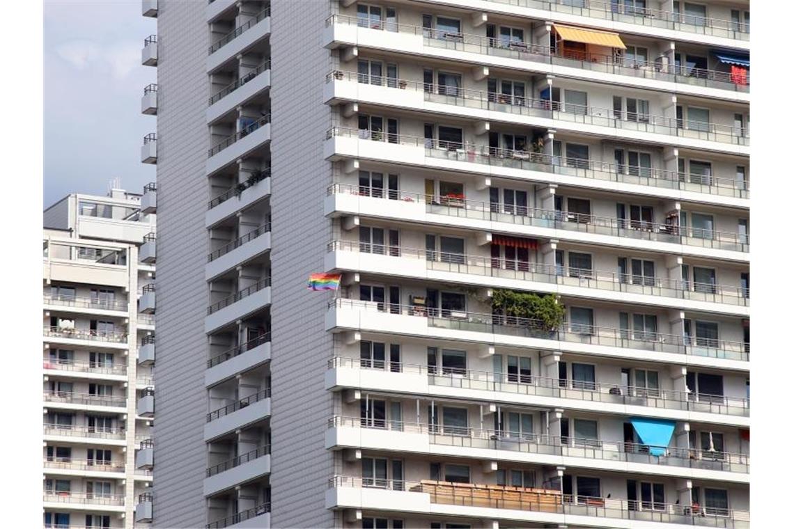 Immobilien-Gutachter: Die Preise steigen weiter In den acht größten deutschen Städten steigen die Preise für Immobilien immer weiter. Foto: Wolfgang Kumm/dpa