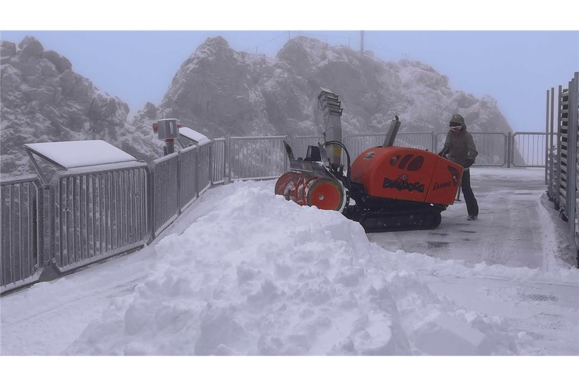 In den bayerischen Alpen gibt es den ersten Schnee. In der Nacht fielen in höheren Lagen mehrere Zentimeter, allen voran auf der Zugspitze.