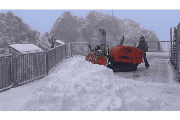 In den bayerischen Alpen gibt es den ersten Schnee. In der Nacht fielen in höheren Lagen mehrere Zentimeter, allen voran auf der Zugspitze.