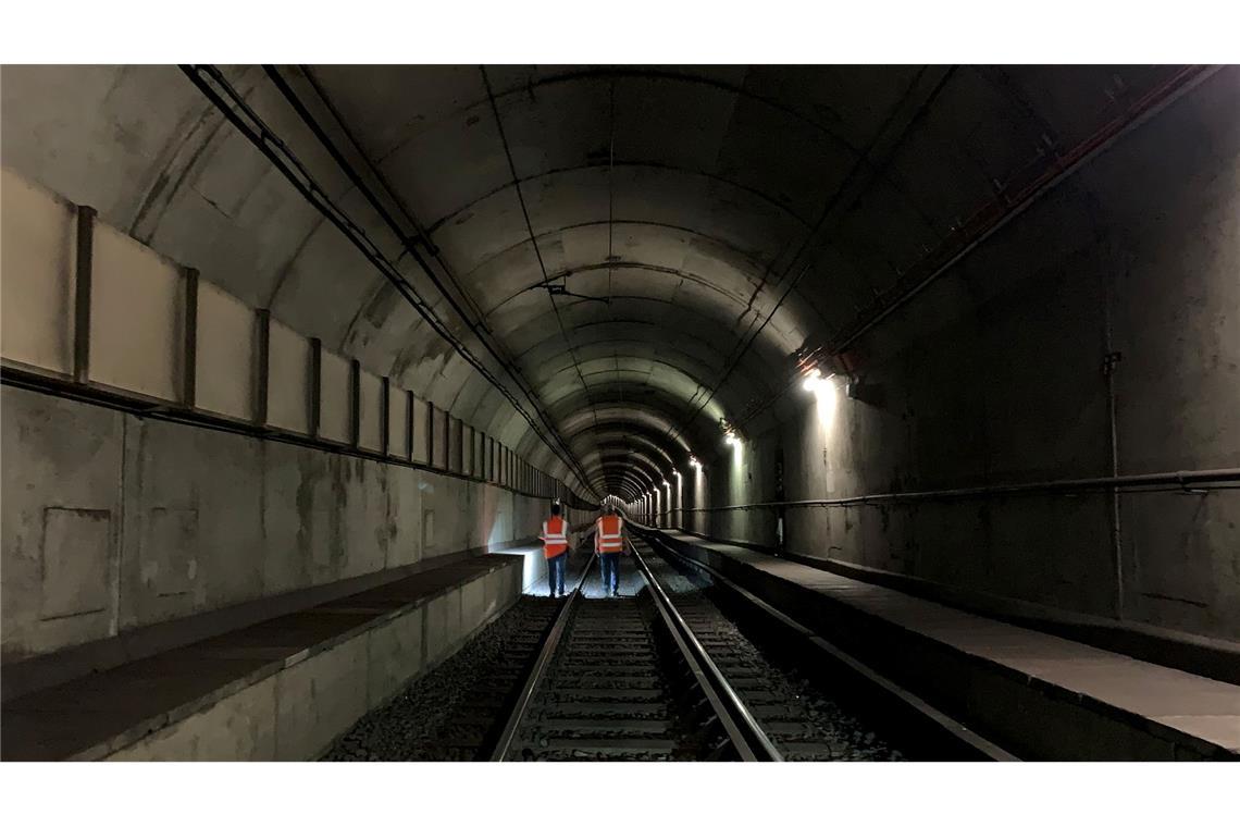 In den Betonwänden von U-Bahntunneln können sogenannte Absorberleitungen verbaut werden.