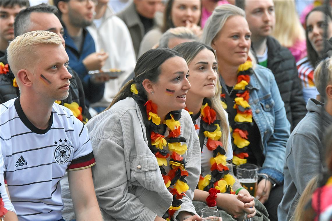 In den deutschen Farben geschmückt verfolgen die Damen das Spielgeschehen.  