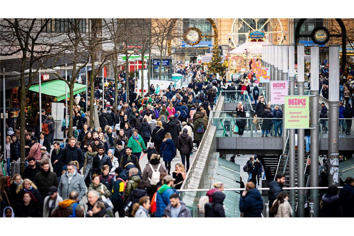 In den deutschen Innenstädten waren 2024 etwas mehr Passanten unterwegs.