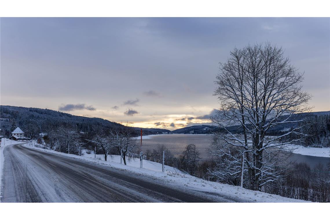 In den höheren Lagen in Baden-Württemberg kommt es auch in den kommenden Tagen zu Schneefall und Glätte. (Archivbild)