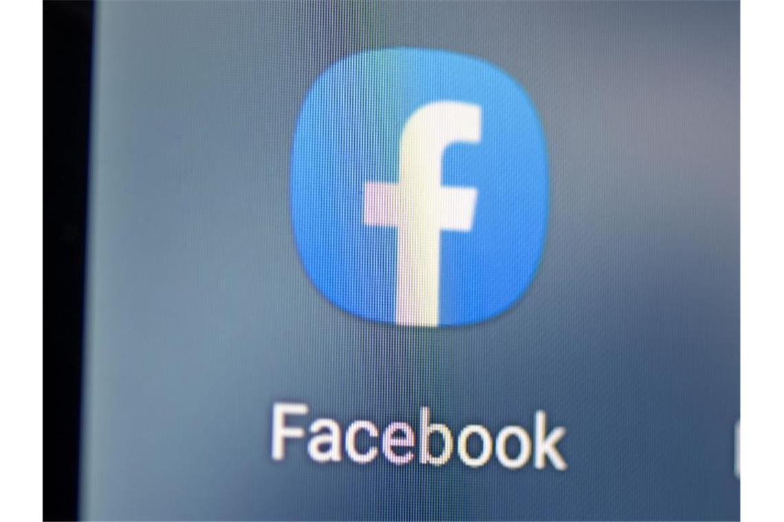 Mit Pseudonym auf Facebook? Für Altfälle rechtens In den Nutzungsbedingungen von Facebook heißt es, Nutzerinnen und Nutzer sollten denselben Namen verwenden, den sie auch im täglichen Leben gebrauchen. Foto: Fabian Sommer/dpa