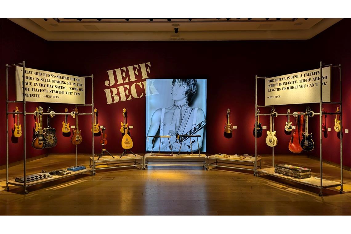 In den Räumen des Londoner Auktionshauses Christie's ist die Gitarrensammlung von Jeff Beck ausgestellt, bevor sie versteigert wird.