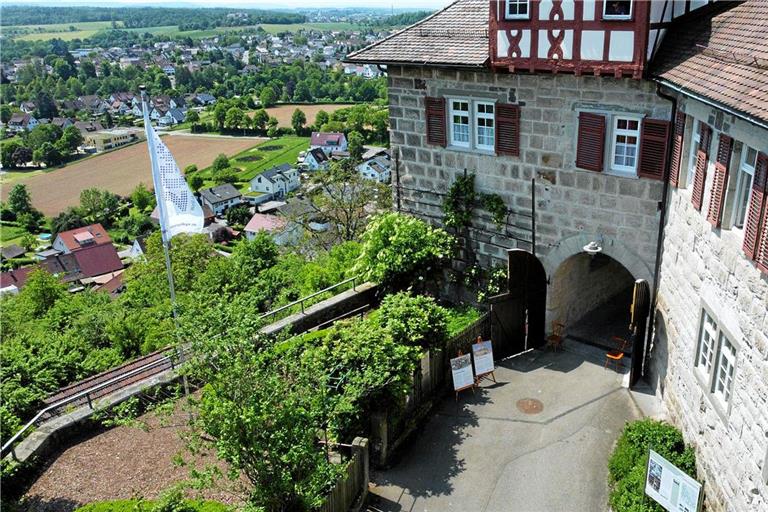 In den Sommermonaten ist bei den Burgcafés viel Trubel auf der Burg. Foto: Paulinenpflege Winnenden