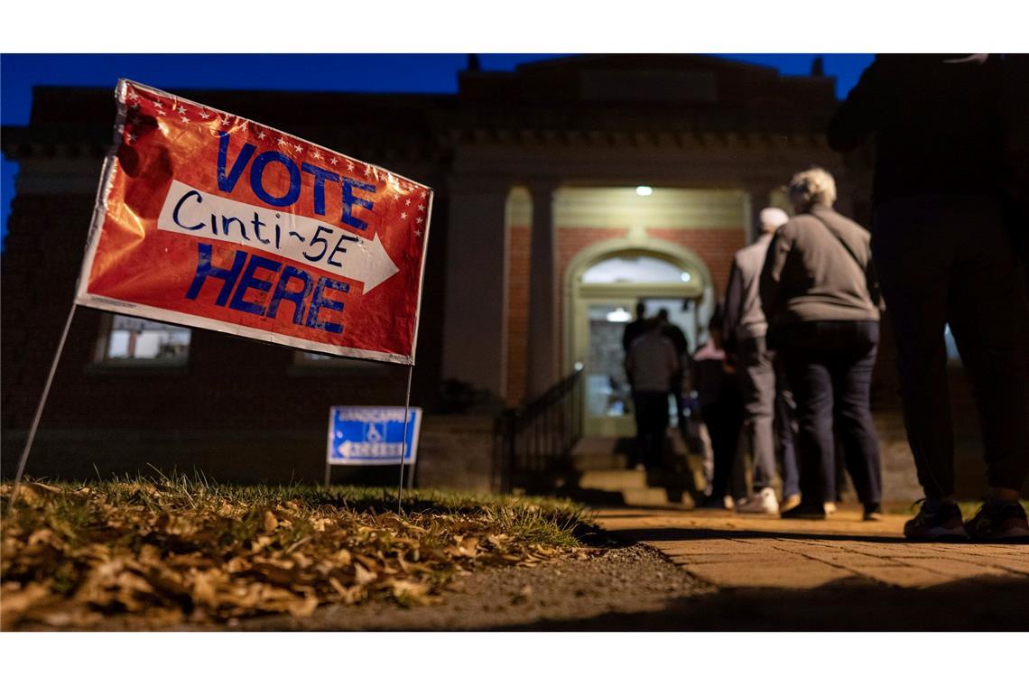 In den USA haben die ersten Wahllokale geöffnet. Hier warten Wähler in Cincinnati darauf, ihre Stimme abzugeben.