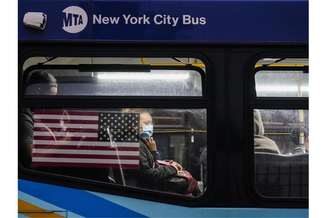 Maskenpflicht in öffentlichen Verkehrsmitteln in den USA In den USA muss an Bord von Flugzeugen, Schiffen, Fähren, Zügen, U-Bahnen, Bussen, Taxis und ähnlichen Verkehrsmitteln nun ein Mund-Nasen-Schutz getragen werden. Foto: Frank Franklin Ii/AP/dpa