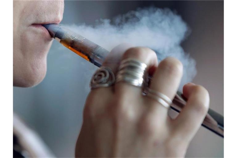 In den USA steigt die Zahl der Toten und Erkrankten in Zusammenhang mit E-Zigaretten weiter und weiter. Foto: Tony Dejak/AP/dpa