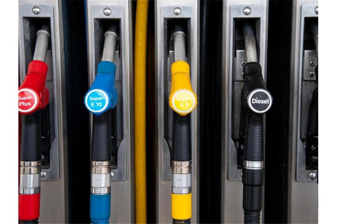Benzin wird nach monatelangem Anstieg wieder billiger In den vergangenen 14 Tagen mussten Autofahrer für Benzin und Diesel tiefer in die Tasche greifen. Foto: Sven Hoppe/dpa
