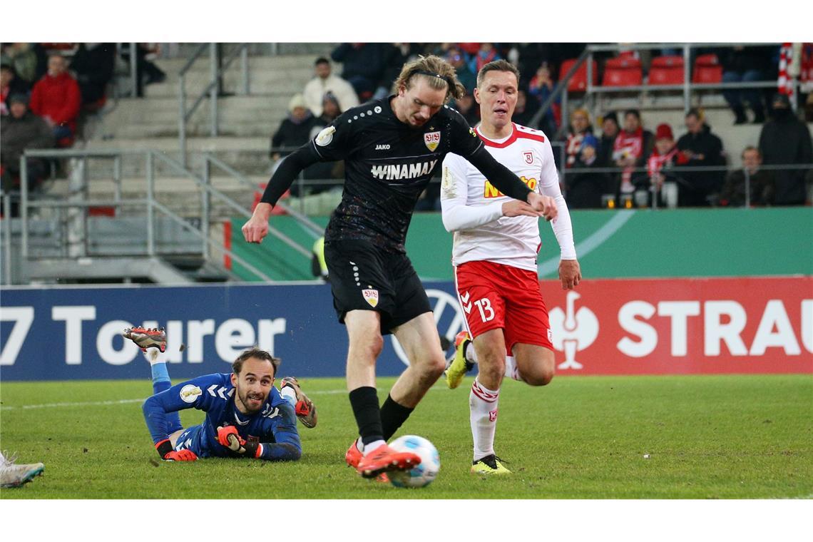 In der 61. Minute sorgte Nick Woltemade für die Entscheidung. Nach einem Steilpass von Justin Diehl lief der Angreifer frei auf Jahn-Schlussmann Felix Gebhardt zu, umkurvte diesen, und schob den Ball in aller Ruhe zum 3:0-Endstand ins leere Tor ein.