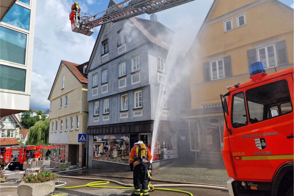 In der Backnanger Marktstraße ist am Samstagnachmittag die Feuerwehr im Einsatz. Foto: 7aktuell.de | Kevin Lermer