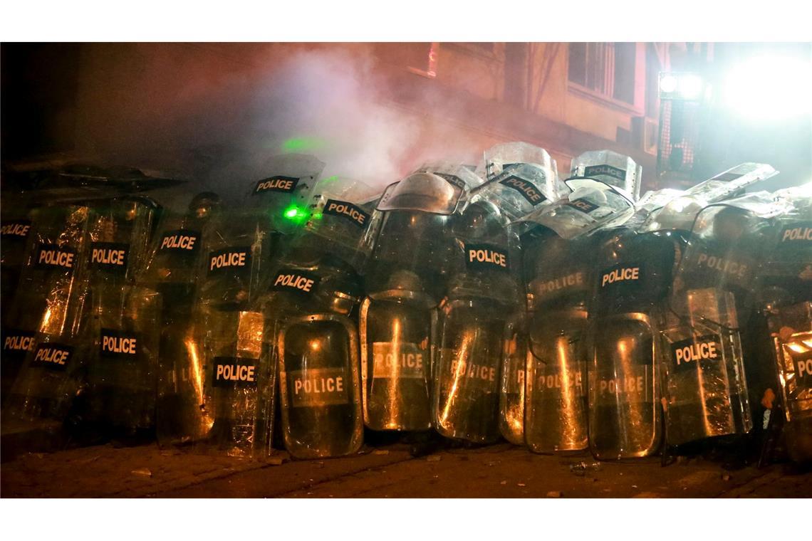 In der Hauptstadt Tiflis zog die Polizei erneut starke Kräfte für einen möglichen Einsatz gegen die Demonstranten zusammen.