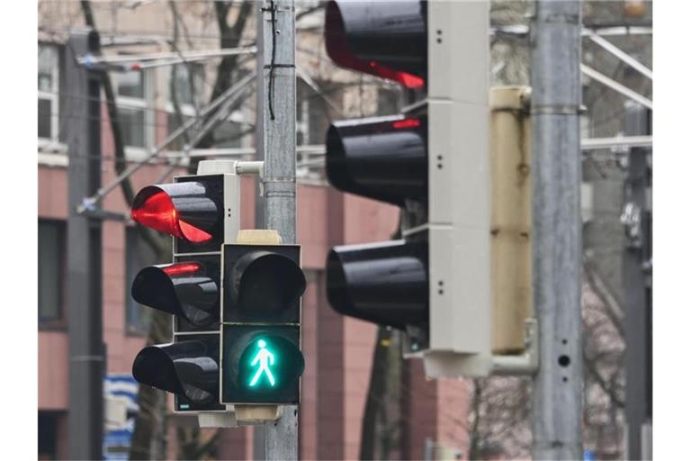 In der Innenstadt ist eine Fußgängerampel auf Dauergrün geschaltet. Foto: Uli Deck/dpa/Archivbild