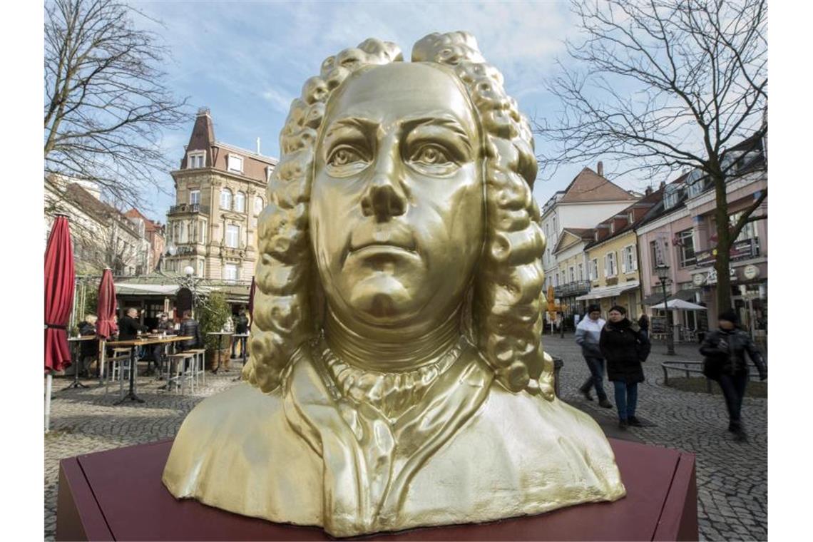 In der Innenstadt steht eine goldfarbene Büste des Komponisten Georg Friedrich Händel. Foto: Uli Deck/dpa