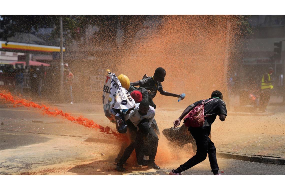 In der Innenstadt von Nairobi werden Demonstranten von der kenianischen Polizei mit Wasserkanonen beschossen. Der Protest gilt der geplanten Steuererhöhung.