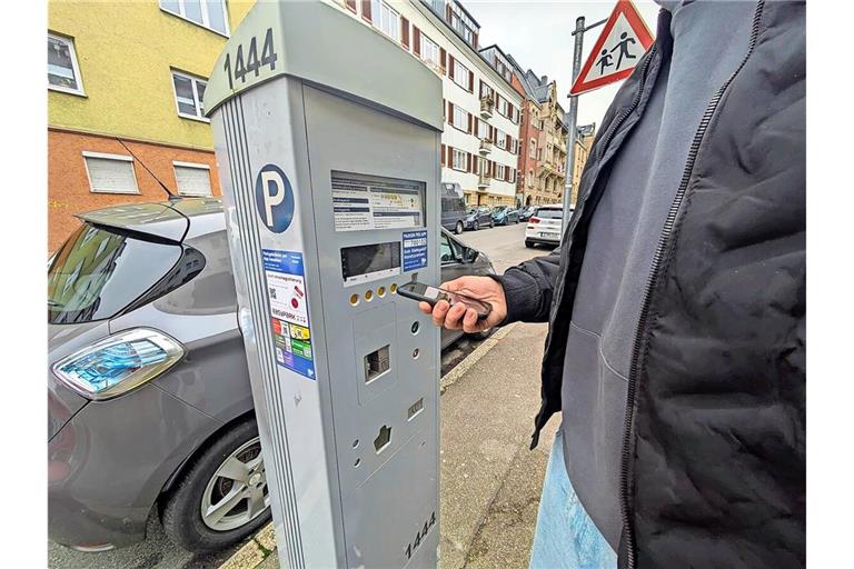 In der Innenstadt, wie hier in der Alexanderstraße, sind die Aufkleber zum Handyparken schon allgegenwärtig – in den Außenbezirken ist oft noch Fehlanzeige.