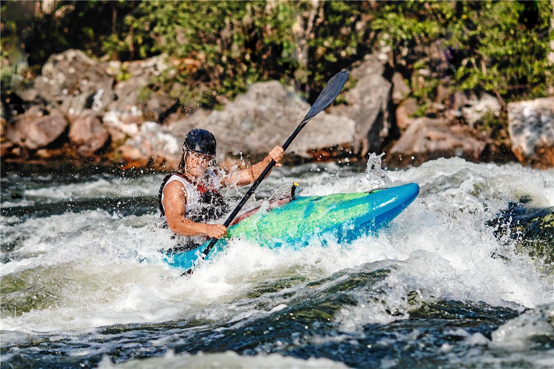 In der Kategorie „In Bewegung“ sind Fotos gesucht, bei denen Aktion zu sehen ist – wie hier beim Wildwasserpaddeln. Symbolbild: Adobe Stock/Parilov 