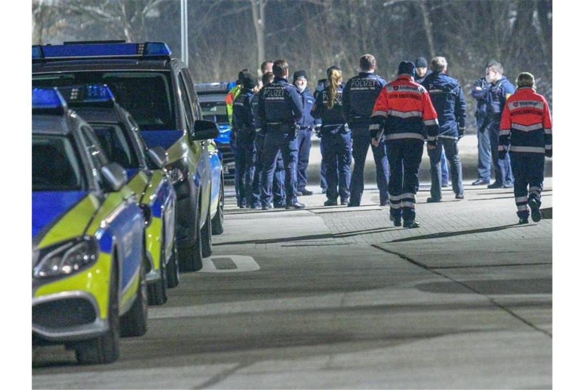 Streit mit mehreren Verletzten in Flüchtlingsunterkunft In der LEA in Ellwangen stehen Polizei- und Rettungsfahrzeuge. Foto: Marius Bulling/Ostalb Network/dpa