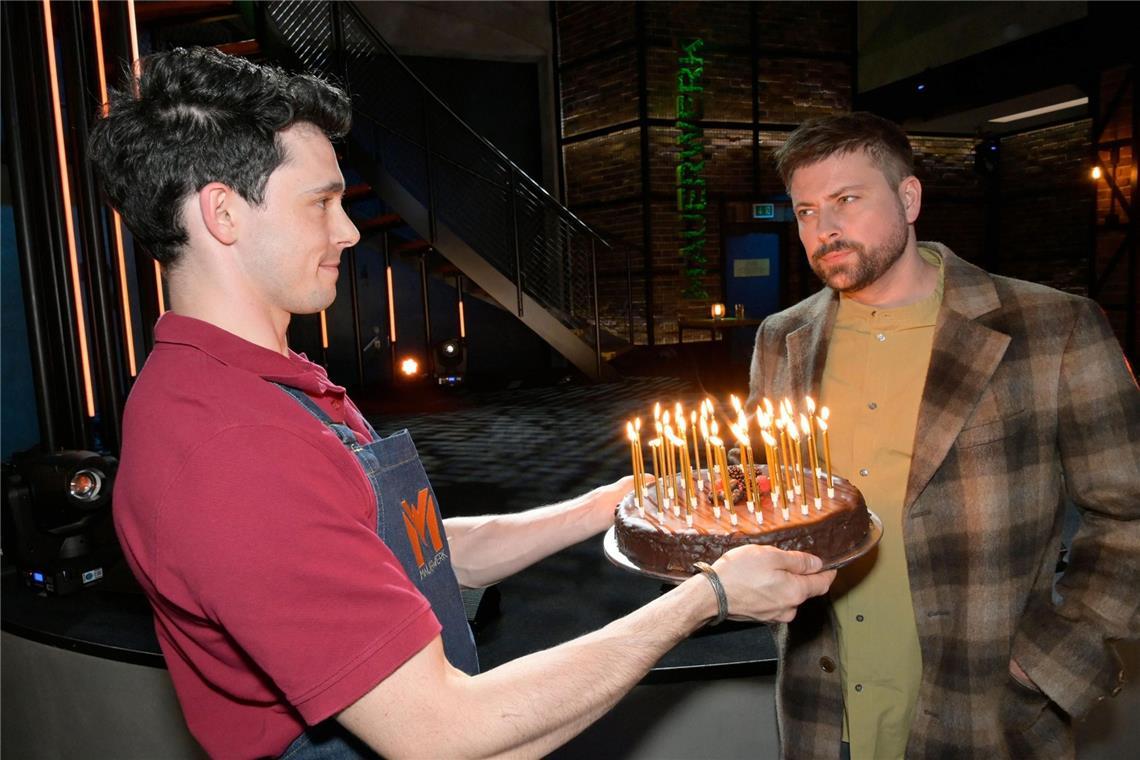 In der letzten Folge GZSZ: Luis (Marc Weinmann, l.) gratuliert John (Felix von Jascheroff), der eigentlich keine Lust hat, seinen Geburtstag zu feiern.